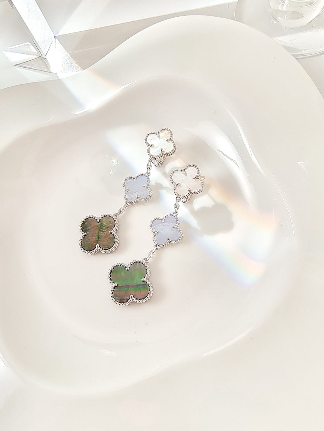 [Luna Brilliance]CLOVER 3 MOTIFS CHALCEDONY DARK MOP SILVER EARRINGS