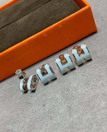 [Luna Brilliance]POP H SKY BLUE STUD EARRINGS