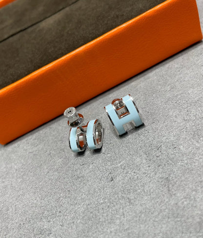 [Luna Brilliance]POP H SKY BLUE STUD EARRINGS