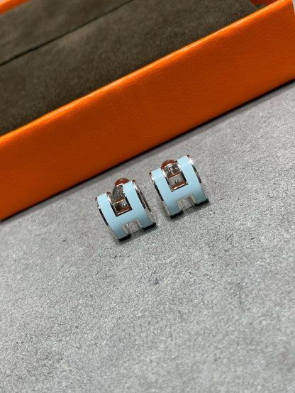 [Luna Brilliance]POP H SKY BLUE STUD EARRINGS